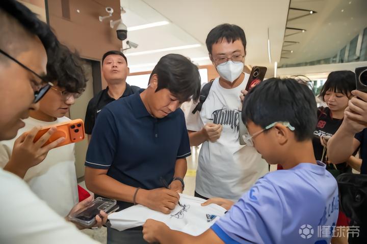 辽宁铁人队抵达成都,徐正源受到热烈欢迎